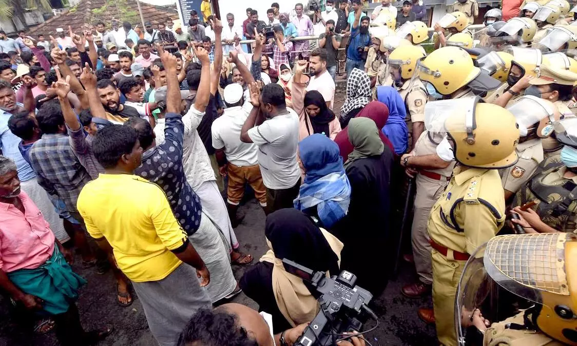 ജനകീയ സമരങ്ങളിലെ ജനവും രാഷ്ട്രീയവും ജനകീയ സമരങ്ങളിലെ ജനവും രാഷ്ട്രീയവും