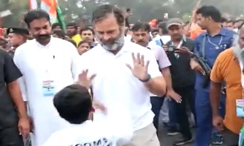 ബാലനെ ശരിയായി പഞ്ച് ചെയ്യാൻ പഠിപ്പിക്കുന്ന രാഹുൽ ഗാന്ധി; വിഡിയോ വൈറൽ