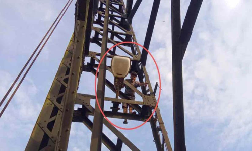 കസ്റ്റഡിയിലെടുത്ത സഹോദരനെ കാണാൻ യുവാവിന്റെ ആത്മഹത്യാ ഭീഷണി