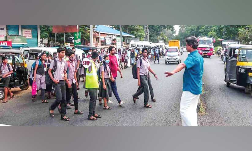 അത്താണി ജെ.എം.ജെ സ്കൂളിന് മുന്നിൽ അപകടം തുടർക്കഥ; ഗതാഗത നിയന്ത്രണം ഏറ്റെടുത്ത് വിദ്യാർഥികൾ