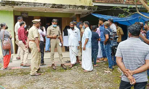 ബാങ്കുകാർ ജപ്തി ചെയ്യാനെത്തി; പെട്രോളുമായി വീട്ടമ്മയുടെ ആത്മഹത്യാ ഭീഷണി