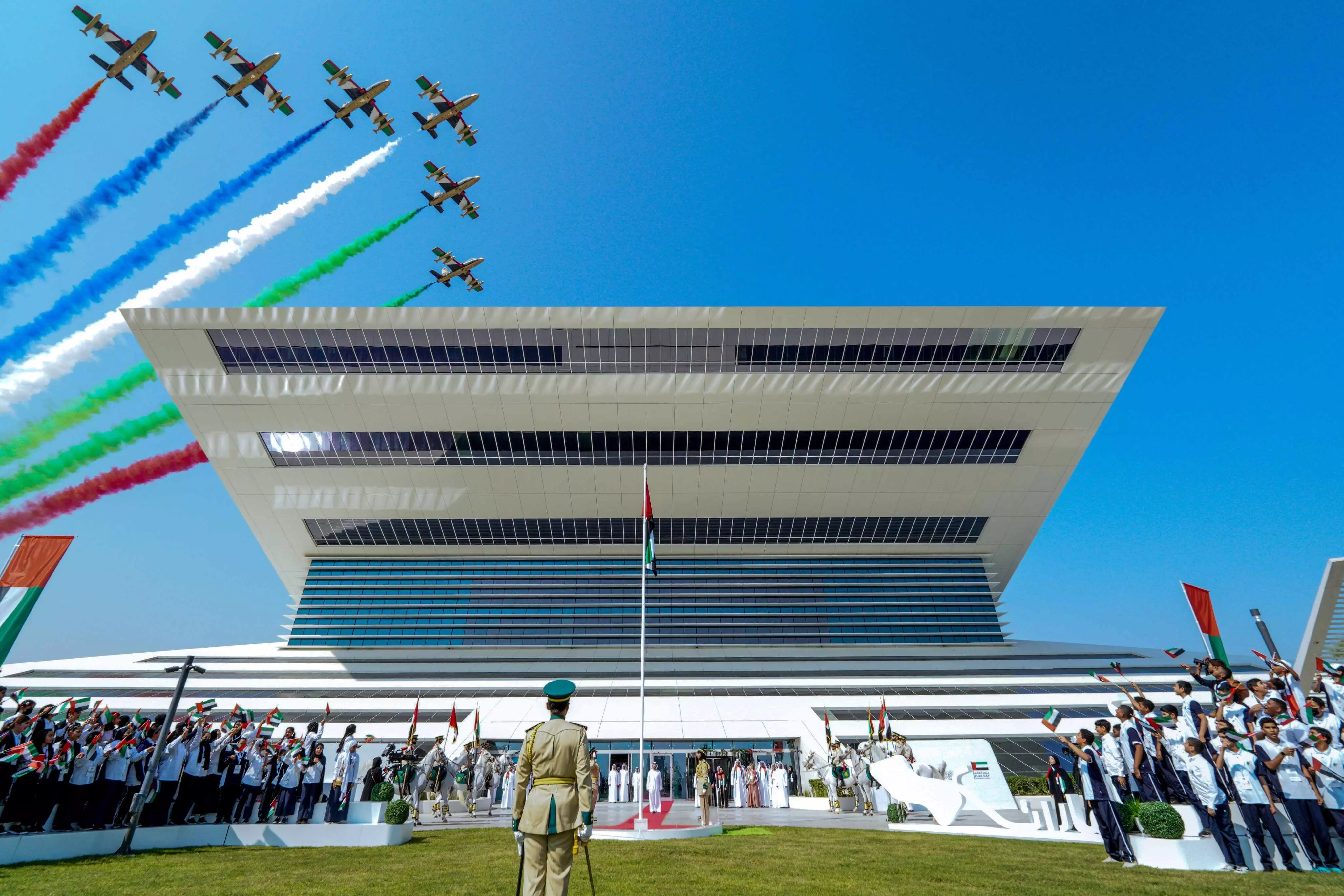 ദു​ബൈ മു​ഹ​മ്മ​ദ്​ ബി​ൻ റാ​ശി​ദ്​ ആ​ൽ മ​ക്​​തൂം ലൈ​ബ്ര​റി​യി​ൽ ശൈ​ഖ്​ മ​ൻ​സൂ​ർ ബി​ൻ മു​ഹ​മ്മ​ദ്​ ബി​ൻ റാ​ശി​ദ്​ ആ​ൽ മ​ക്​​തൂം പ​താ​ക ഉ​യ​ർ​ത്തു​ന്നു