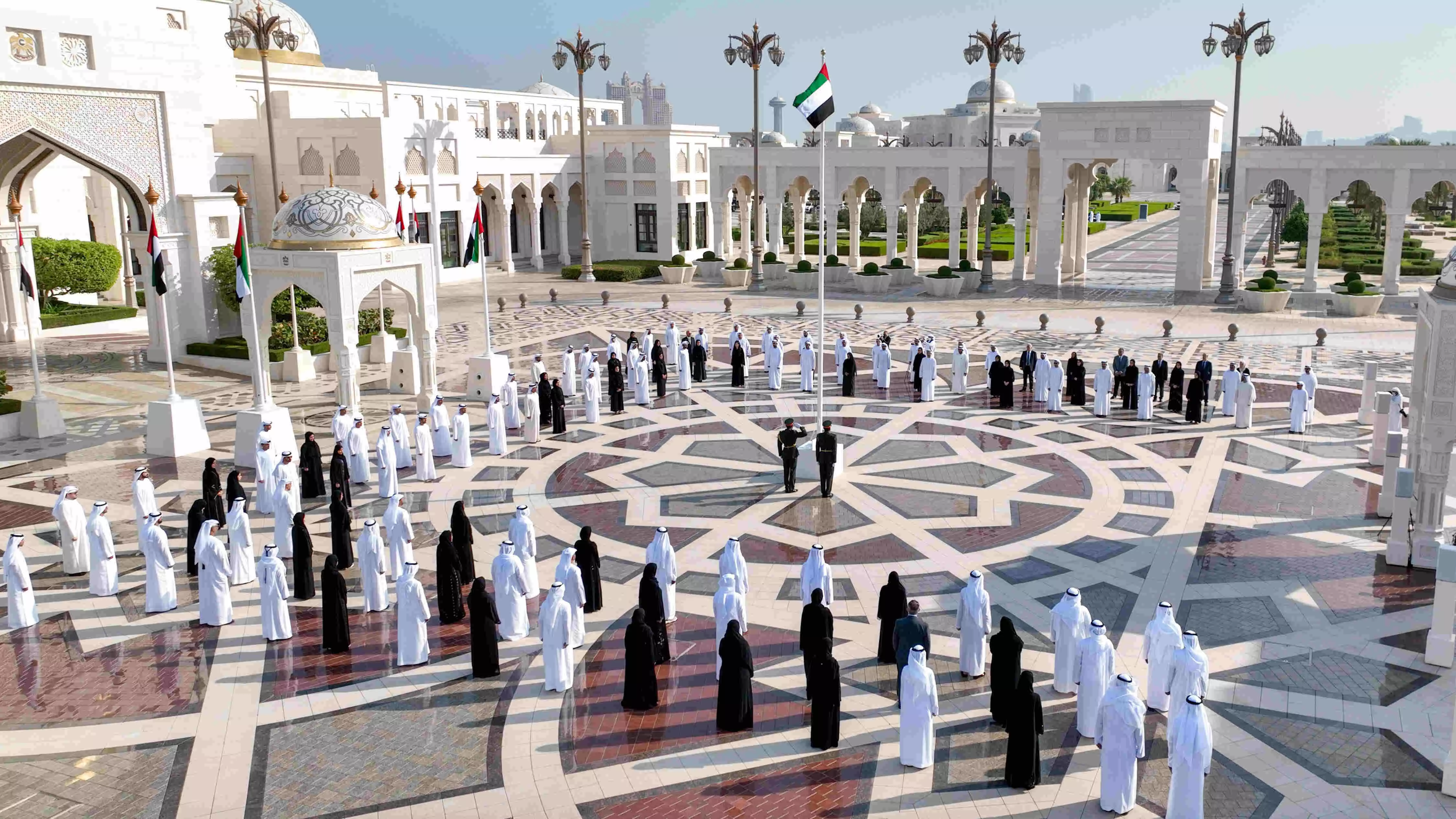 അ​ബൂ​ദ​ബി പ്ര​സി​ഡ​ൻ​ഷ്യ​ൽ കോ​ർ​ട്ടി​ൽ ശൈ​ഖ്​ മ​ൻ​സൂ​ർ ബി​ൻ സാ​യി​ദ്​ ആ​ൽ ന​ഹ്​​യാ​ൻ പ​താ​ക ഉ​യ​ർ​ത്തു​ന്നു