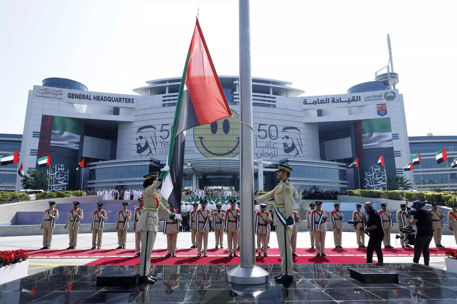 ദു​ബൈ പൊ​ലീ​സ്​ ആ​സ്ഥാ​ന​ത്ത്​ ന​ട​ന്ന പ​താ​ക ഉ​യ​ർ​ത്ത​ൽ