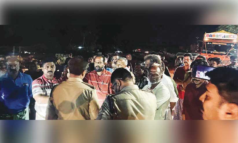 കരിമ്പനത്തോട് മണ്ണിട്ട് നികത്തി വികസനം; നാട്ടുകാർ ദേശീയപാത ഉപരോധിച്ചു കരിമ്പനത്തോട് മണ്ണിട്ട് നികത്തി വികസനം; നാട്ടുകാർ ദേശീയപാത ഉപരോധിച്ചു
