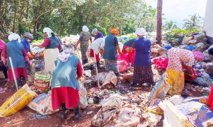കണ്ടാല മലയിലെ മാലിന്യം നഗരസഭ നീക്കം ചെയ്ത് തുടങ്ങി
