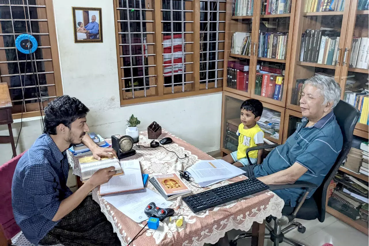 പേരക്കുട്ടി ഗൗതമിനും സഹായിയും ഗവേഷണ വിദ്യാർഥിയുമായ ബിന്റോക്കും ഒപ്പം ഡോ. സ്കറിയാ സക്കറിയ പേരക്കുട്ടി ഗൗതമിനും സഹായിയും ഗവേഷണ വിദ്യാർഥിയുമായ ബിന്റോക്കും ഒപ്പം ഡോ. സ്കറിയാ സക്കറിയ