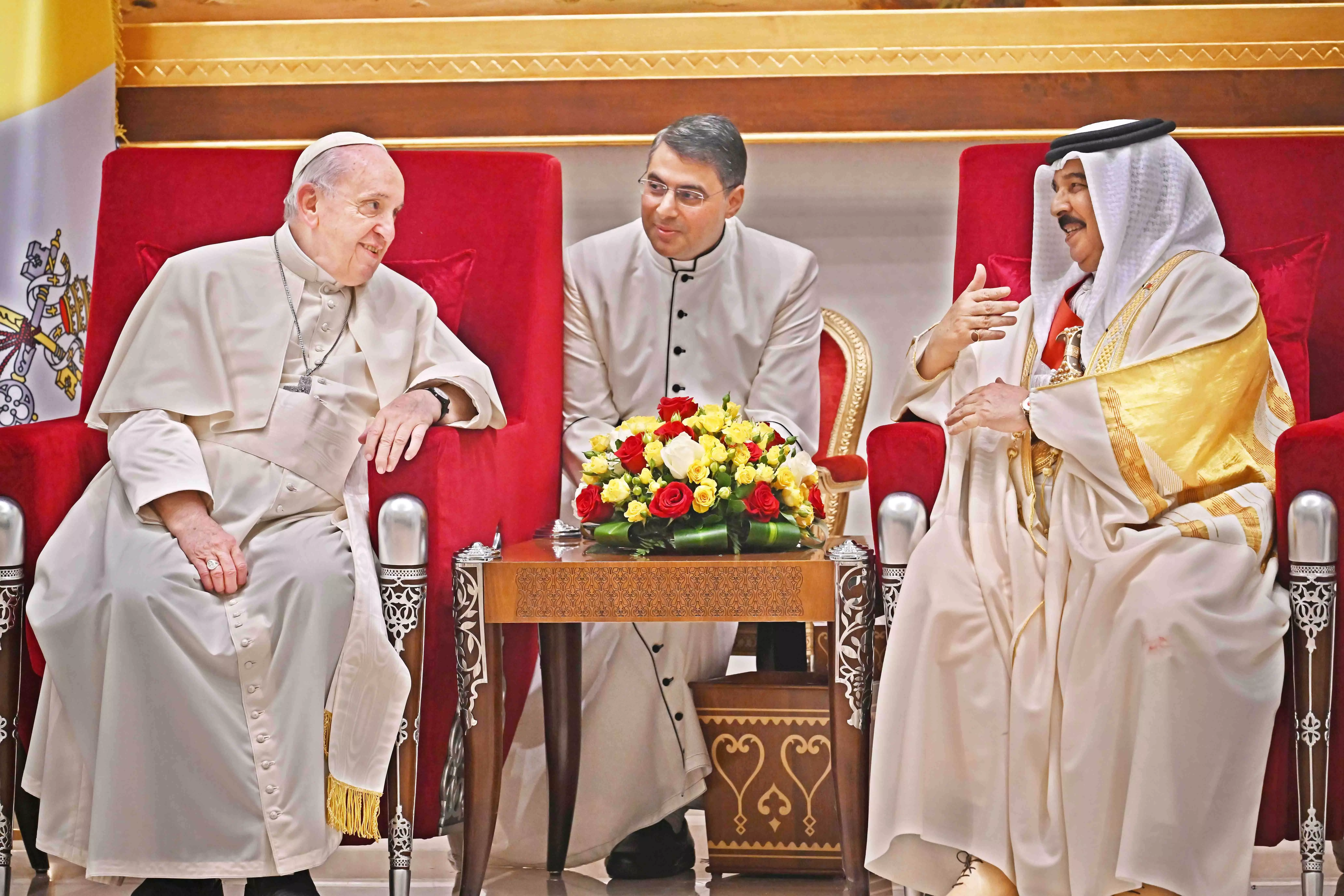 Pope praises Bahrain Pope praises Bahrain
