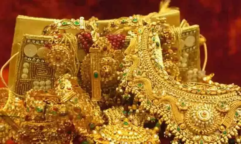 വിഗ്രഹത്തിൽ നിന്ന് സ്വർണം മോഷ്ടിച്ച ശേഷം മുക്കുപണ്ടം ചാർത്തി പൂജാരി മുങ്ങി