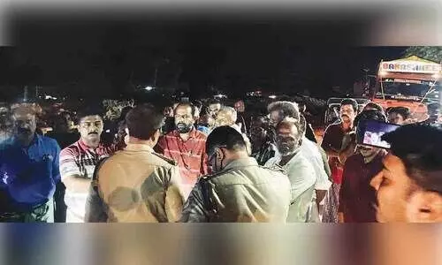 കരിമ്പനത്തോട് മണ്ണിട്ട് നികത്തി വികസനം; നാട്ടുകാർ ദേശീയപാത ഉപരോധിച്ചു