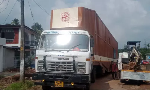 ബൈക്കിൽ ലോറി ഇടിച്ച് പിതാവും മകളും മരിച്ചു