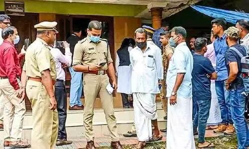 ജപ്തി ചെയ്യാനെത്തിയ ഉദ്യോഗസ്ഥർക്ക് മുന്നിൽ ആത്മഹത്യ ഭീഷണിയുമായി യുവതി