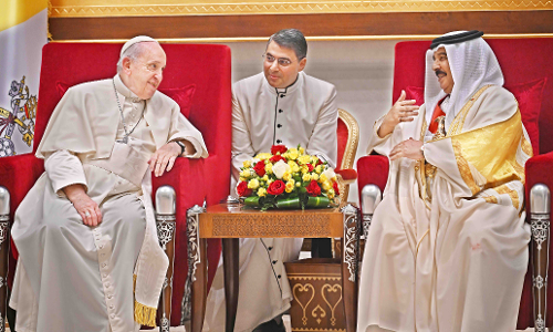 Pope praises Bahrain