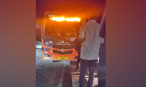 കെ.​എ​സ്.​ആ​ർ.​ടി.​സി സ്വി​ഫ്റ്റ് ഡി​വൈ​ഡ​റി​ൽ ഇ​ടി​ച്ചു​ക​യ​റി