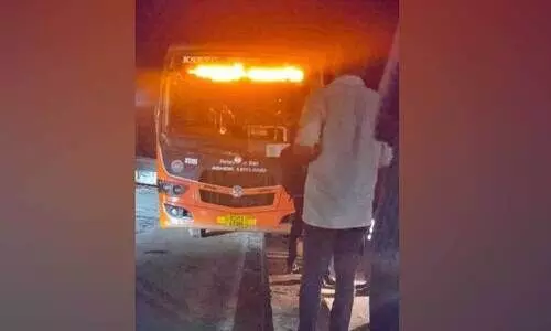 കെ.​എ​സ്.​ആ​ർ.​ടി.​സി സ്വി​ഫ്റ്റ് ഡി​വൈ​ഡ​റി​ൽ ഇ​ടി​ച്ചു​ക​യ​റി