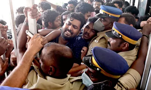 പ്രതിഷേധത്തിനിടെ സിസ തോമസ്​ ചുമതലയേറ്റു