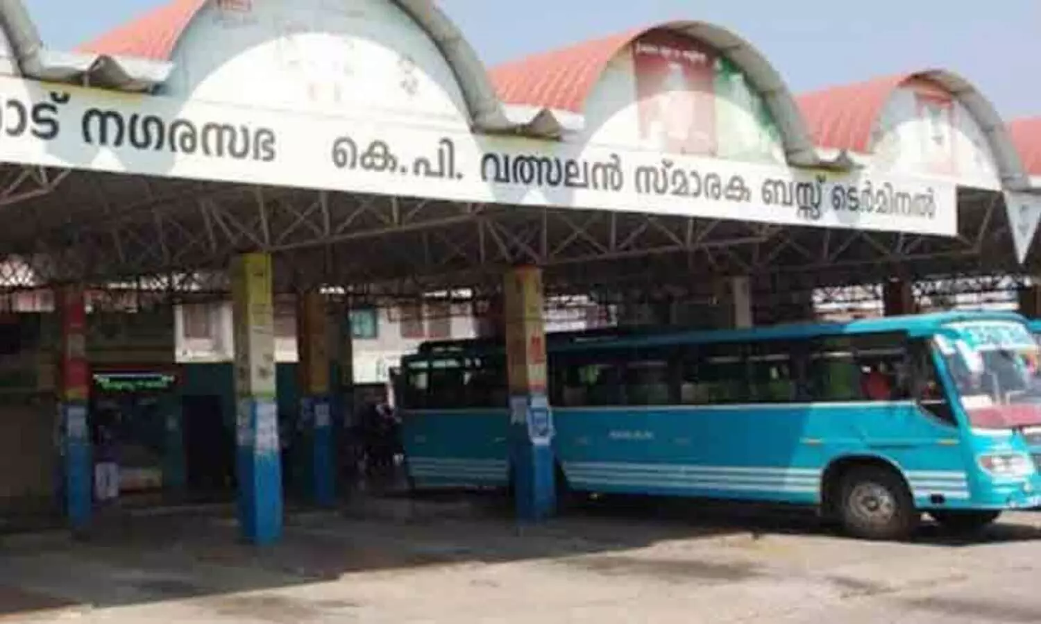 വിദ്യാർഥിയെ ബസിൽ നിന്ന് വലിച്ച് താഴെയിട്ടു; കണ്ടക്ടർ കസ്റ്റഡിയിൽ