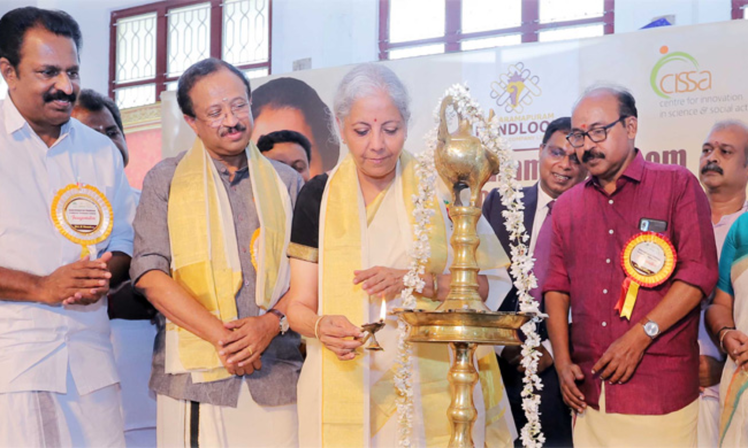 സിന്തറ്റിക് വസ്ത്രങ്ങളെക്കാൾ മൃദുലവും, വെണ്ണപോലെ സോഫ്റ്റുമാണ് കൈത്തറി വസ്ത്രങ്ങളെന്ന് നിർമ്മല സീതാരാമൻ