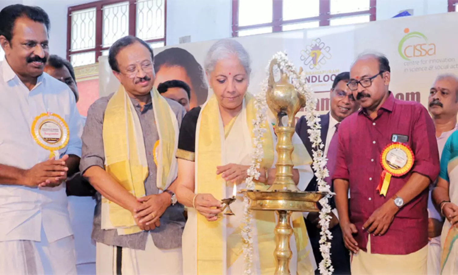 സിന്തറ്റിക് വസ്ത്രങ്ങളെക്കാൾ മൃദുലവും, വെണ്ണപോലെ സോഫ്റ്റുമാണ് കൈത്തറി വസ്ത്രങ്ങളെന്ന് നിർമ്മല സീതാരാമൻ