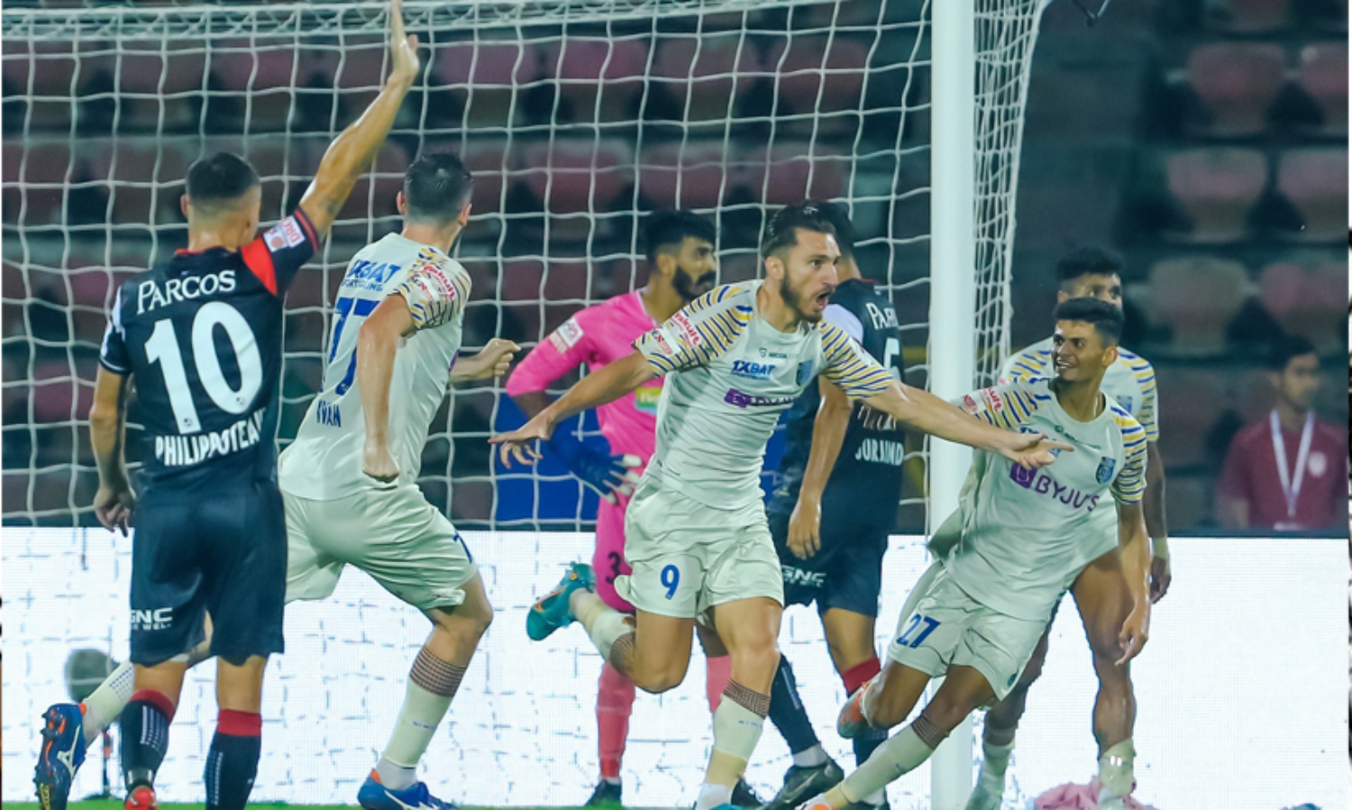 ഇരട്ടഗോളുമായി സഹൽ; ഉയിർത്തെഴുന്നേറ്റ് ബ്ലാസ്റ്റേഴ്സ്; നോർത്ത് ഈസ്റ്റ് യുനൈറ്റഡിനെ തകർത്തത് മൂന്നു ഗോളിന്