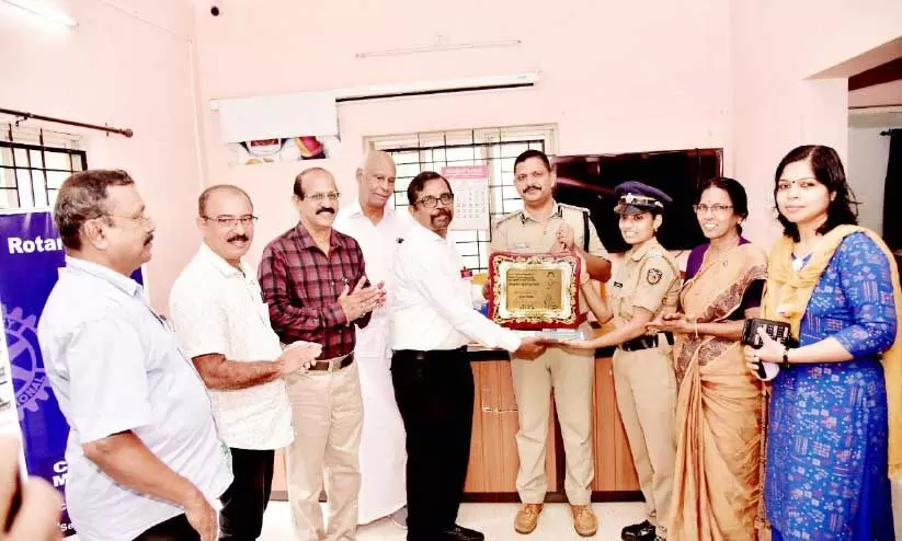 മുലപ്പാൽ നൽകി കുഞ്ഞിന്റെ ജീവൻ രക്ഷിച്ച പൊലീസ് ഉദ്യോഗസ്ഥക്ക് റോട്ടറി ക്ലബിന്റെ ആദരം മുലപ്പാൽ നൽകി കുഞ്ഞിന്റെ ജീവൻ രക്ഷിച്ച പൊലീസ് ഉദ്യോഗസ്ഥക്ക് റോട്ടറി ക്ലബിന്റെ ആദരം