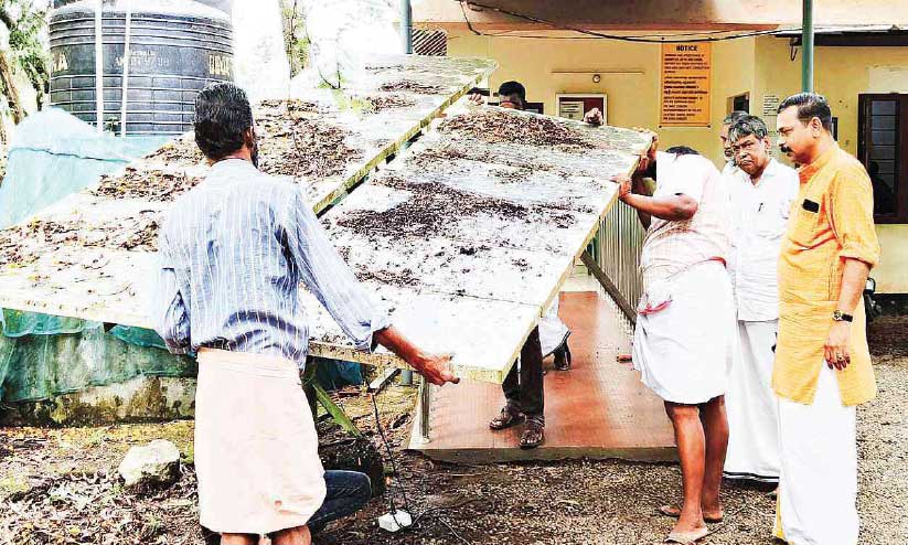സ്ഥാപിച്ചിട്ട് 25 വർഷം; പ്രവർത്തിക്കാൻ ഭാഗ്യമില്ലാത്ത സോളാർ പാനൽ അഴിച്ചുമാറ്റി സ്ഥാപിച്ചിട്ട് 25 വർഷം; പ്രവർത്തിക്കാൻ ഭാഗ്യമില്ലാത്ത സോളാർ പാനൽ അഴിച്ചുമാറ്റി