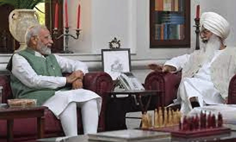 Modi with chief Baba Gurinder Singh Dhillon at Radha Soami Satsang Beas