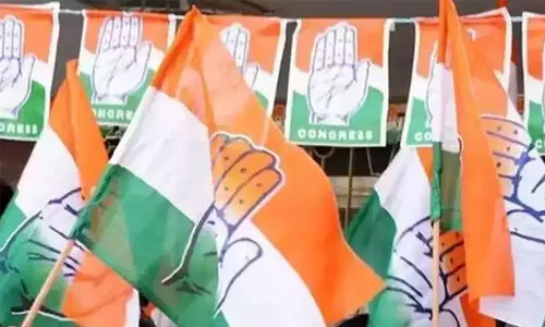 പിതാവിന് സീറ്റ് നിഷേധിച്ചു; കോൺഗ്രസ് പ്രവർത്തകൻ മുൻ മന്ത്രിക്കുമേൽ മഷി​യൊഴിച്ചു