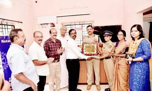 മുലപ്പാൽ നൽകി കുഞ്ഞിന്റെ ജീവൻ രക്ഷിച്ച പൊലീസ് ഉദ്യോഗസ്ഥക്ക് റോട്ടറി ക്ലബിന്റെ ആദരം