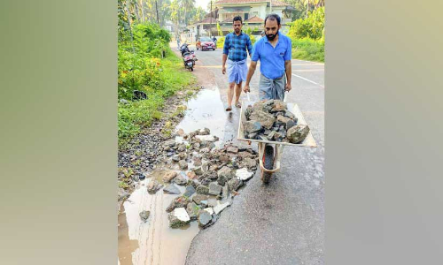 അധികൃതർ തിരിഞ്ഞുനോക്കിയില്ല; നാട്ടുകാർ റോഡിലെ കുഴി മൂടി അധികൃതർ തിരിഞ്ഞുനോക്കിയില്ല; നാട്ടുകാർ റോഡിലെ കുഴി മൂടി