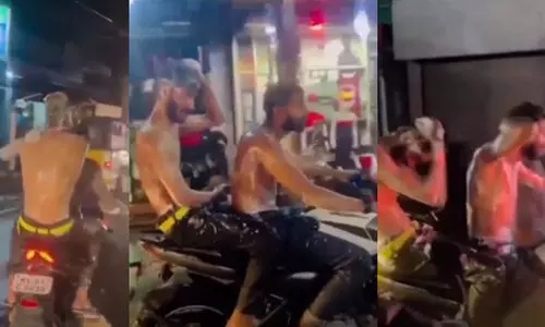 മഴയിൽ ബൈക്കിൽ സഞ്ചരിച്ച് സോപ്പ് തേച്ച് കുളി; യുവാക്കൾ പിടിയിൽ VIDEO