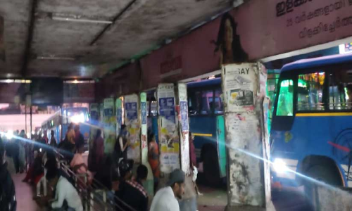 ബസ് സ്റ്റാൻഡ് ഇരുട്ടിൽ; ഭീതിയോടെ യാത്രക്കാർ