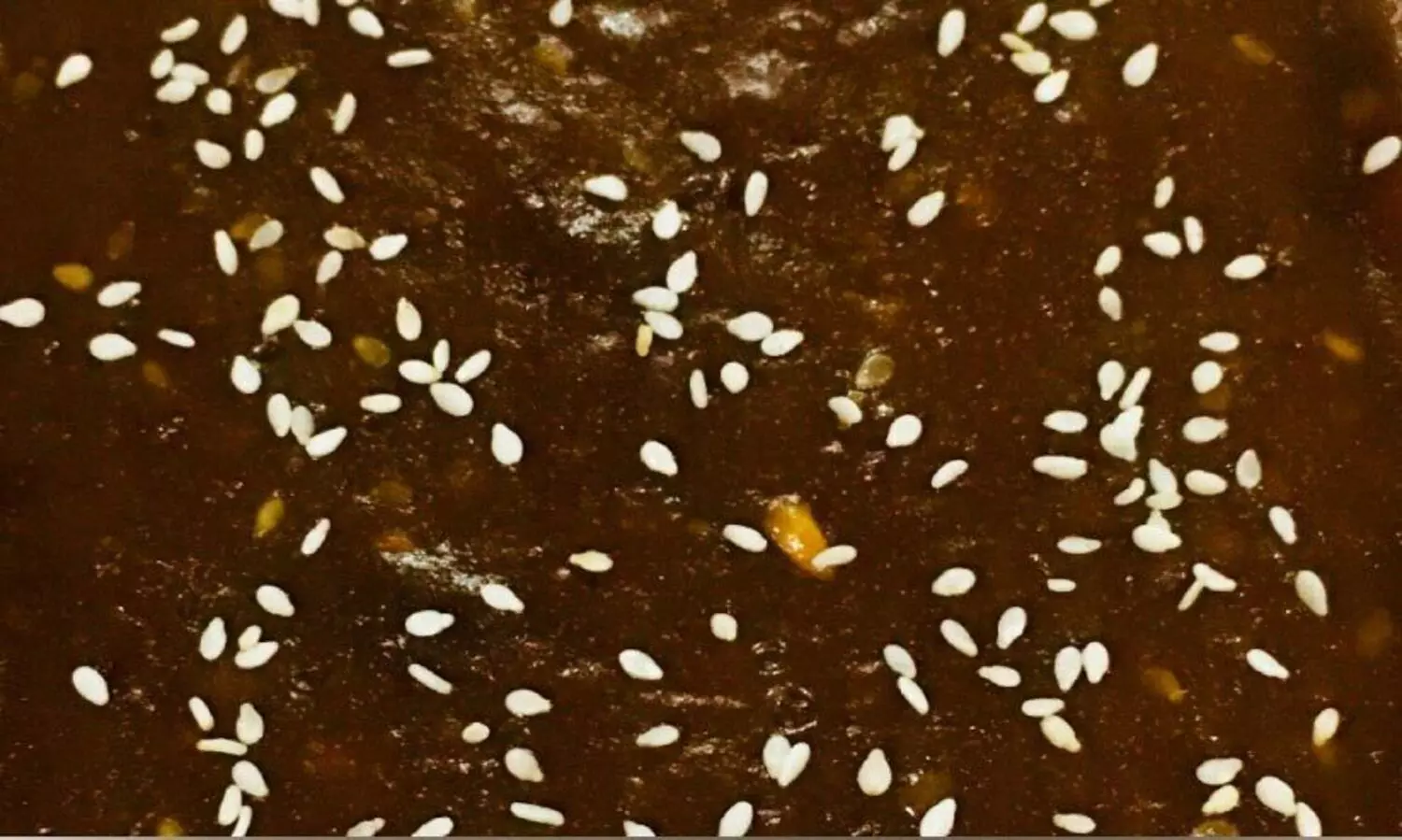 ഗോതമ്പു പൊടിയിൽ നാളികേരപ്പാൽ ചേർത്ത് കറുത്ത ഹൽവ