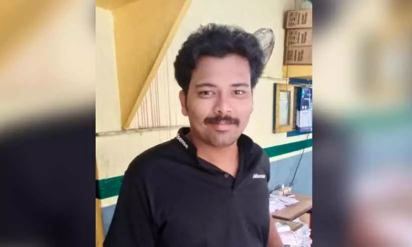 വ്യാജ നമ്പർ പതിച്ച കാർ സഹിതം ഒരാൾ പിടിയിൽ വ്യാജ നമ്പർ പതിച്ച കാർ സഹിതം ഒരാൾ പിടിയിൽ