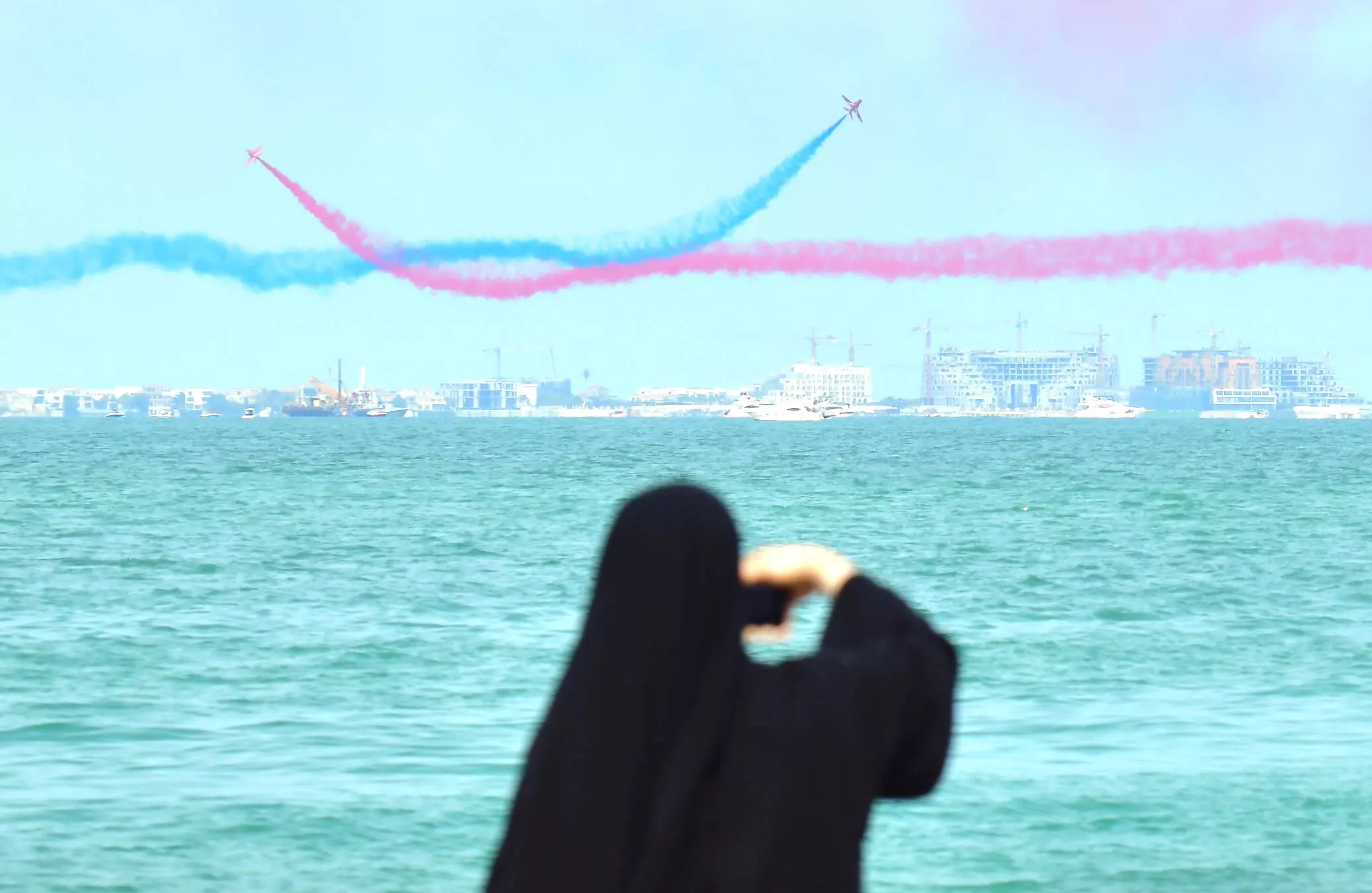 ഖത്തർ അമീരി വ്യോമ സേനയും വിവിധ സേന വിഭാഗങ്ങളും സംയുക്തമായി സംഘടിപ്പിച്ച എയർഷോയിൽനിന്ന്. ദോഹ കോർണിഷിൽ നിന്നുള്ള കാഴ്ച -ഷിറാസ് സിതാര ഖത്തർ അമീരി വ്യോമ സേനയും വിവിധ സേന വിഭാഗങ്ങളും സംയുക്തമായി സംഘടിപ്പിച്ച എയർഷോയിൽനിന്ന്. ദോഹ കോർണിഷിൽ നിന്നുള്ള കാഴ്ച -ഷിറാസ് സിതാര