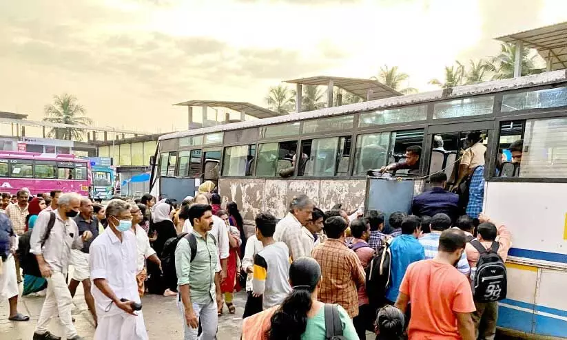 സ്വകാര്യ ബസ് സമരം; കെ.എസ്.ആർ.ടി.സിക്ക് കൊയ്ത്തായി സ്വകാര്യ ബസ് സമരം; കെ.എസ്.ആർ.ടി.സിക്ക് കൊയ്ത്തായി