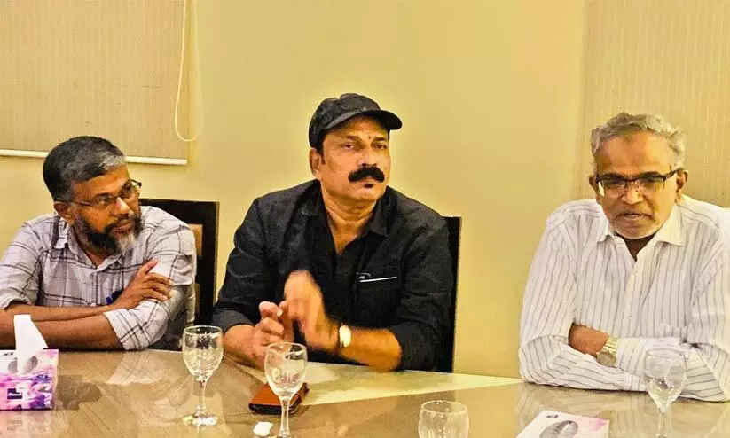 ഇരുട്ട് കനക്കുമ്പോൾ ആയുധമാവേണ്ടത് അറിവും ചരിത്രബോധവും -ശിഹാബുദ്ദീൻ പൊയ്ത്തുംകടവ് ഇരുട്ട് കനക്കുമ്പോൾ ആയുധമാവേണ്ടത് അറിവും ചരിത്രബോധവും -ശിഹാബുദ്ദീൻ പൊയ്ത്തുംകടവ്