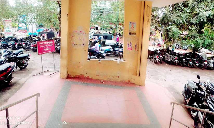 റെയിൽവേ സ്റ്റേഷന് മുന്നിലെ ഇരുചക്ര വാഹന പാർക്കിങ്; വലഞ്ഞ് യാത്രക്കാർ റെയിൽവേ സ്റ്റേഷന് മുന്നിലെ ഇരുചക്ര വാഹന പാർക്കിങ്; വലഞ്ഞ് യാത്രക്കാർ