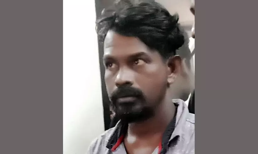 ഉത്സവത്തിനിടെ വെളിച്ചപ്പാടിനെ വെട്ടിക്കൊന്ന പ്രതി 15 വർഷത്തിന് ശേഷം പിടിയിൽ ഉത്സവത്തിനിടെ വെളിച്ചപ്പാടിനെ വെട്ടിക്കൊന്ന പ്രതി 15 വർഷത്തിന് ശേഷം പിടിയിൽ