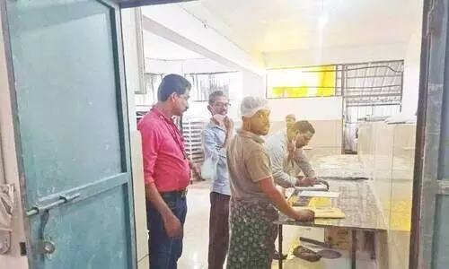 തോട്ടിലേക്ക് പ്ലാസ്റ്റിക് മാലിന്യം തള്ളി; കടക്കാരിൽനിന്ന് പിഴ ഈടാക്കി തോട്ടിലേക്ക് പ്ലാസ്റ്റിക് മാലിന്യം തള്ളി; കടക്കാരിൽനിന്ന് പിഴ ഈടാക്കി