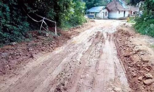 എ​രു​മ​ത്തെ​രു​വ്-​ചൂ​ട്ട​ക്ക​ട​വ് റോ​ഡ് നി​ർ​മാ​ണം ഇ​ഴ​യു​ന്നു