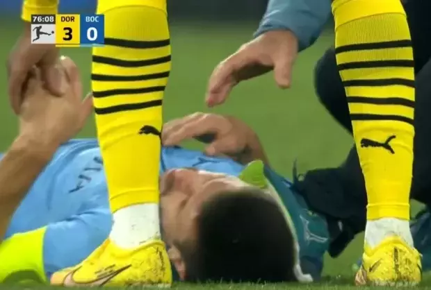 തലക്കു പരിക്കേറ്റുവീണ താരത്തിന് തൊട്ടുപിറകെ ഫിസിയോയുടെ ഷൂ കൊണ്ടുളള തൊഴിയും; സംഭവം ബുണ്ടസ് ലിഗയിൽ