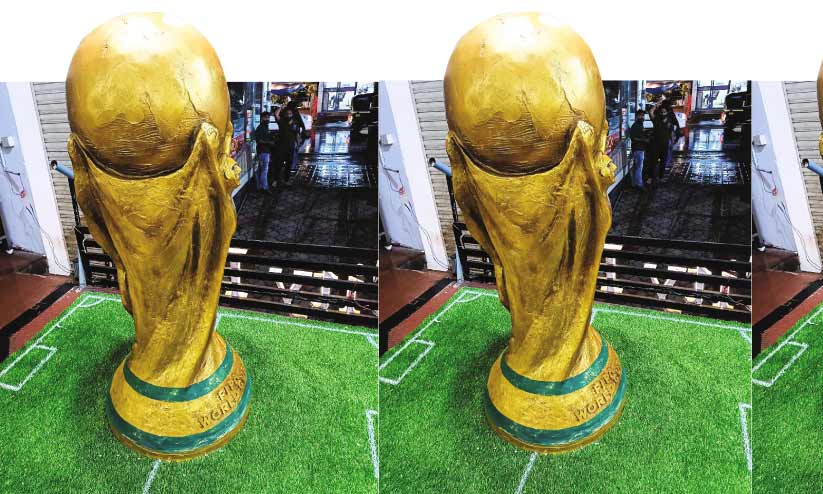 ലോകകപ്പിനെ വരവേല്ക്കാന് ചെമ്മാട് ടൗണില് കപ്പിെൻറ കൂറ്റന് മാതൃക ലോകകപ്പിനെ വരവേല്ക്കാന് ചെമ്മാട് ടൗണില് കപ്പിെൻറ കൂറ്റന് മാതൃക