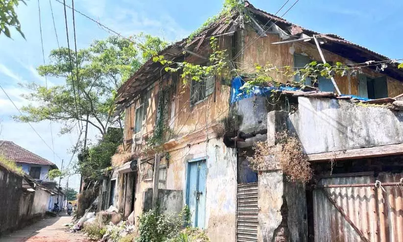പൊളിഞ്ഞുവീഴാറായി നഗരത്തിലെ പുരാതന കെട്ടിടങ്ങൾ