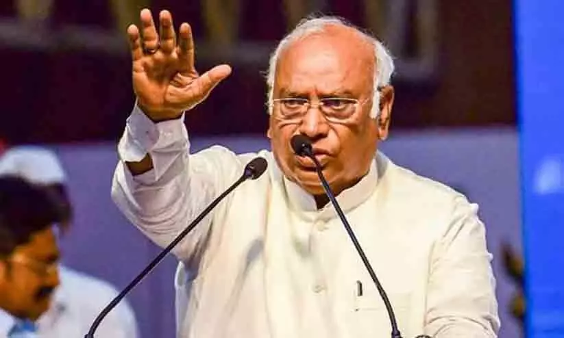 ഗുജറാത്തിലെ മോർബി പാലം തകർന്നത് മോദി ഹരമായി കാണുകയാണോ -ഖാർഗെ