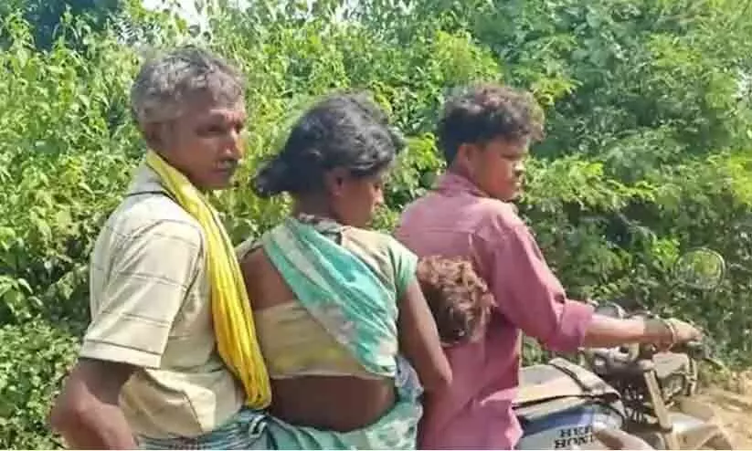 ആശുപത്രിക്കാർ ആംബുലൻസ് നൽകിയില്ല; മൂന്നു വയസ്സുകാരിയുടെ മൃതദേഹവുമായി ആദിവാസി കുടുംബം ബൈക്കിൽ സഞ്ചരിച്ചത് 65 കിലോമീറ്റർ! ആശുപത്രിക്കാർ ആംബുലൻസ് നൽകിയില്ല; മൂന്നു വയസ്സുകാരിയുടെ മൃതദേഹവുമായി ആദിവാസി കുടുംബം ബൈക്കിൽ സഞ്ചരിച്ചത് 65 കിലോമീറ്റർ!