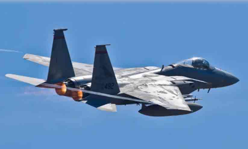 പരിശീലനത്തിനിടെ യുദ്ധവിമാനം തകർന്നുവീണു പരിശീലനത്തിനിടെ യുദ്ധവിമാനം തകർന്നുവീണു