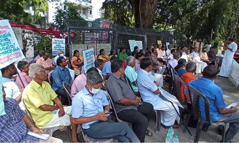 കെ റെയിൽ വിരുദ്ധ ജനകീയ സമിതി കലക്ടറേറ്റ് മാർച്ചും ധർണയും നടത്തി കെ റെയിൽ വിരുദ്ധ ജനകീയ സമിതി കലക്ടറേറ്റ് മാർച്ചും ധർണയും നടത്തി