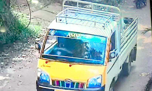 ആക്രിസാധനങ്ങൾ കടത്തിക്കൊണ്ടുപോയ വാഹനം നാട്ടുകാരുടെ സഹായത്തോടെ കണ്ടെത്തി ആക്രിസാധനങ്ങൾ കടത്തിക്കൊണ്ടുപോയ വാഹനം നാട്ടുകാരുടെ സഹായത്തോടെ കണ്ടെത്തി