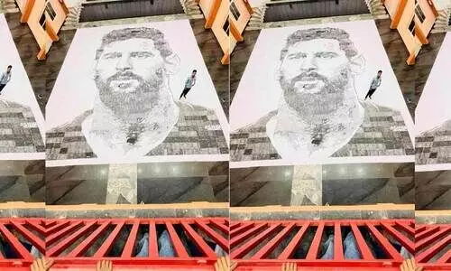 984 എ ​ത്രീ പേ​പ്പ​റു​ക​ൾ, അ​ക്ര​ിലി​ക് പെ​യി​ൻ​റി​ങ്  കൂ​റ്റ​ൻ മെ​സി റെ​ഡി